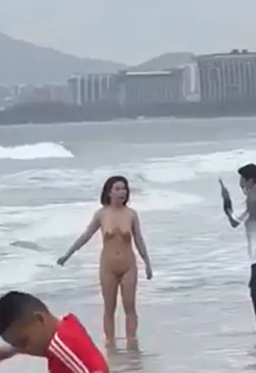Đi biển gặp cảnh này - doajoo.com - phim sex châu âu